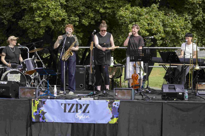 Auftritt der Band GLITZ (c)Lina Brockob